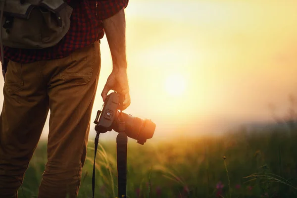 Fotógrafo de viajes. hombre viajero con cámara al atardecer en natu —  Fotos de Stock