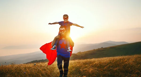 Concetto di festa del papà. padre e figlia in superher eroe — Foto Stock