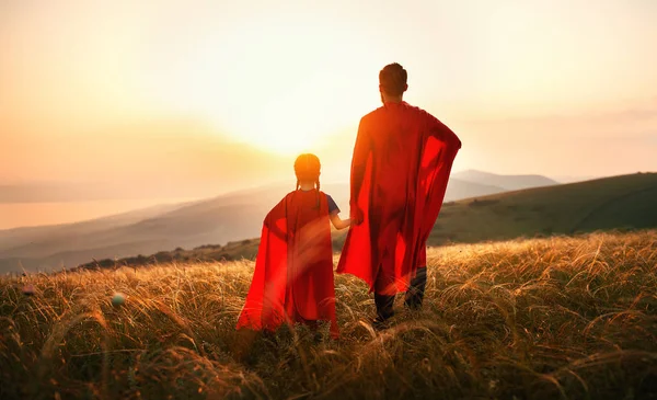 Concepto del día del padre. padre e hija niño en héroe superher — Foto de Stock