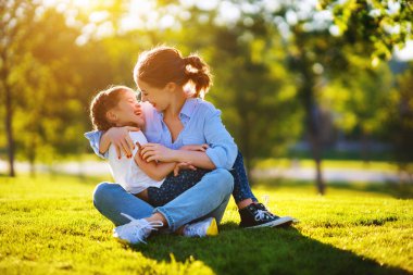 Yaz aylarında doğada mutlu aile anne ve çocuk kızı  