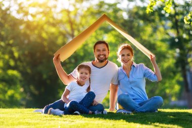 Mortgage ve aileler için konut kavramı. Anne baba bir