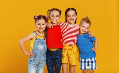 renkli sarı backgroun neşeli mutlu çocuk grubu