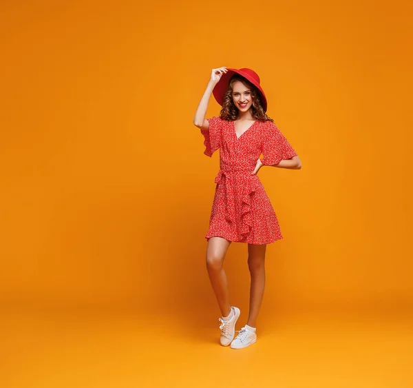 Koncepció boldog érzelmi fiatal nő a piros nyári ruha és kalap — Stock Fotó