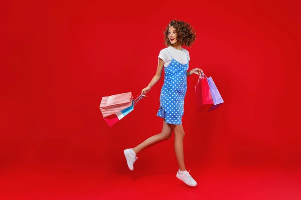 쇼핑 구매 및 행복한 어린 소녀의 판매의 개념으로 — 스톡 사진