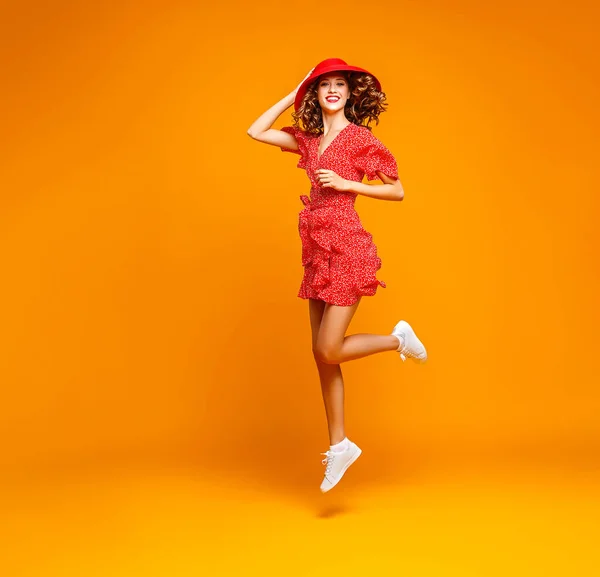 Conceito feliz emocional jovem mulher em vestido de verão vermelho e chapéu — Fotografia de Stock