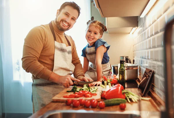 Glücklicher Familienvater mit Kind Tochter bereitet Gemüsesala zu — Stockfoto