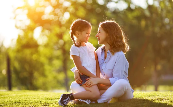 Heureux famille mère et enfant fille dans la nature en été — Photo