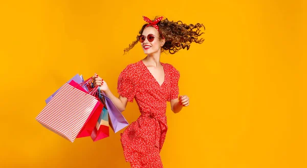 Concepto de compras compras y ventas de la joven feliz con —  Fotos de Stock