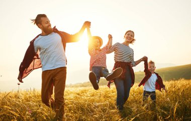 Mutlu bir aile: Anne, baba, çocuk oğlu ve kızı sunse üzerine