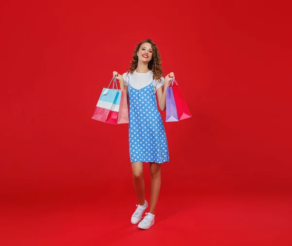 Concept d'achats et de ventes de fille heureuse avec pac — Photo