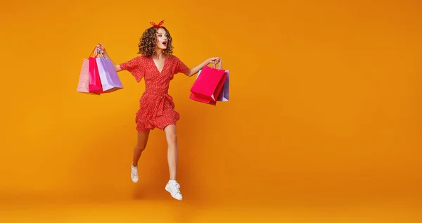 Concepto de compras compras y ventas de chica feliz con pac —  Fotos de Stock