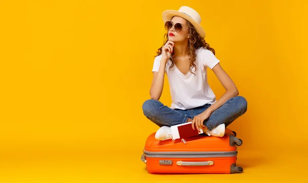 Concepto de viaje. mujer feliz chica con maleta y pasaporte — Foto de Stock