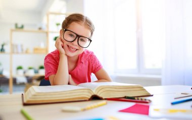 komik çocuk kız evde ödev yazma ve okuma yapıyor