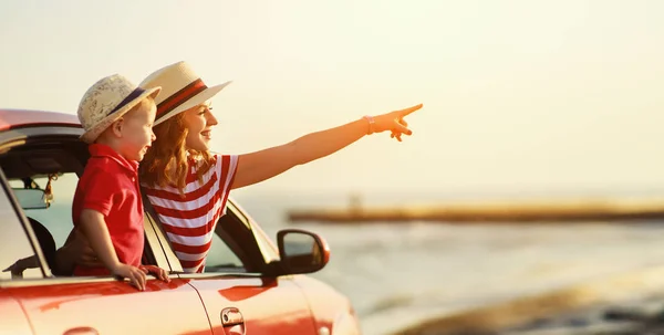 Happy family mother and child boy goes to summer travel trip in — Stock Photo, Image