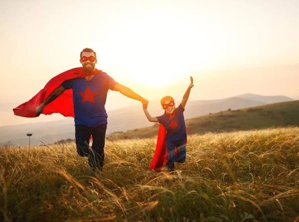 Concetto di festa del papà. padre e figlia in superher eroe — Foto Stock