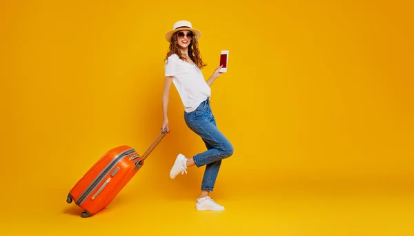 Concept de voyage. femme heureuse fille avec valise et passeport — Photo