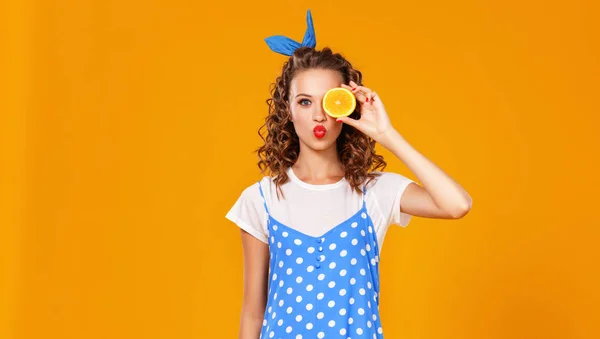 Веселая молодая кудрявая девушка с оранжевым на желтый бак — стоковое фото