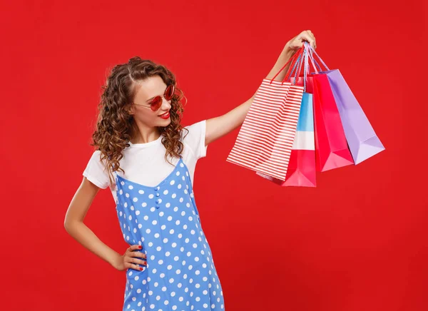 Conceito de compras e vendas de menina feliz com pac — Fotografia de Stock