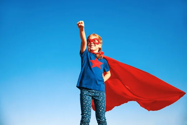 Conceito criança feliz herói super-herói em manto vermelho na natureza — Fotografia de Stock