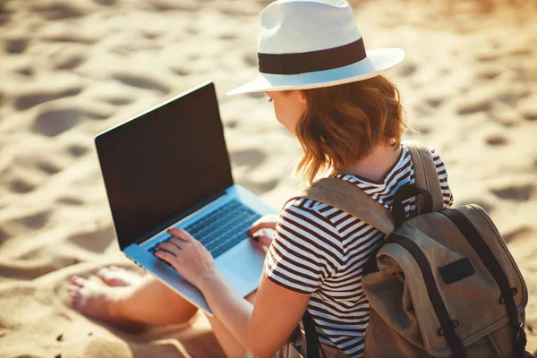 Beach niteliğine laptop ile çalışan genç kadın — Stok fotoğraf