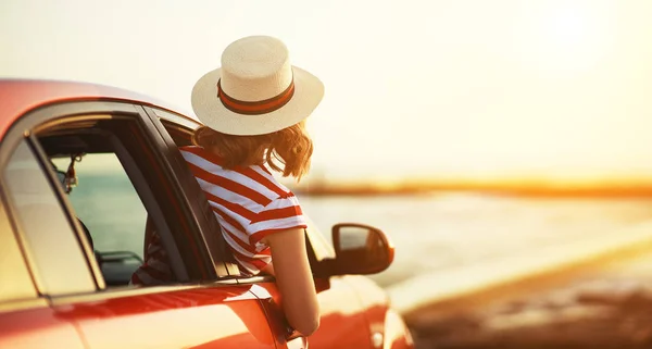 Happy woman girl goes to summer travel trip in   ca — Stock Photo, Image
