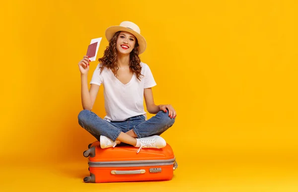 Έννοια του ταξιδιού. Ευτυχισμένη γυναίκα με βαλίτσα και διαβατήριο — Φωτογραφία Αρχείου