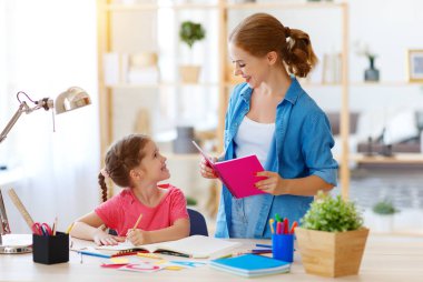 anne ve çocuk kızı dünya ile ödev coğrafya yapıyor