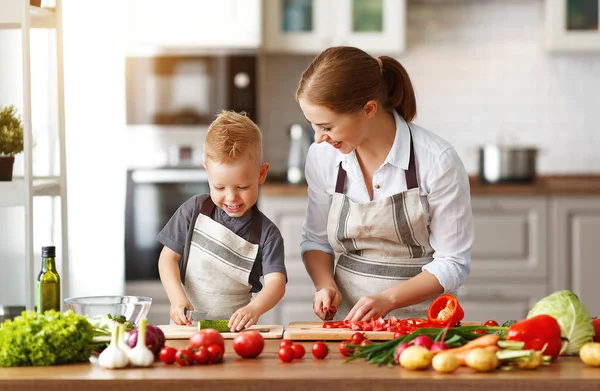 幸福的家庭母亲与孩子的儿子准备蔬菜沙拉 — 图库照片