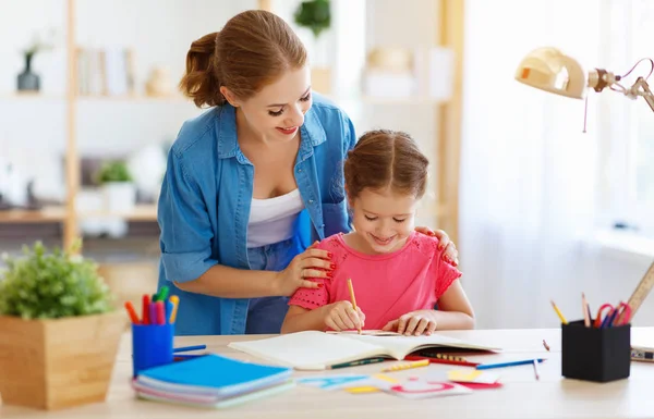 anne ve çocuk kızı dünya ile ödev coğrafya yapıyor