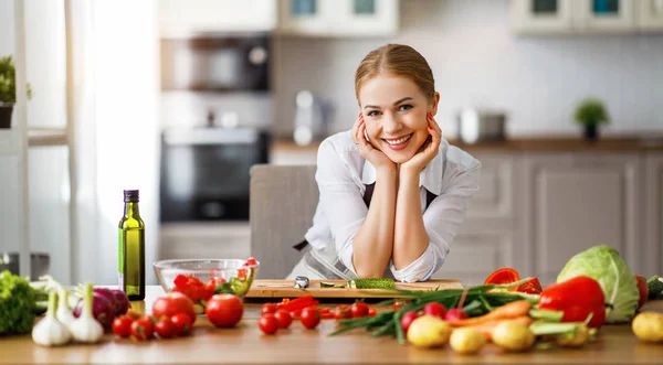 Femme heureuse préparant salade de légumes en kitche — Photo