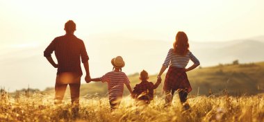 Mutlu bir aile: Anne, baba, çocuk oğlu ve kızı sunse üzerine