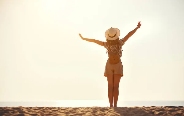 Счастливая девушка-туристка с рюкзаком и шляпой на море — стоковое фото