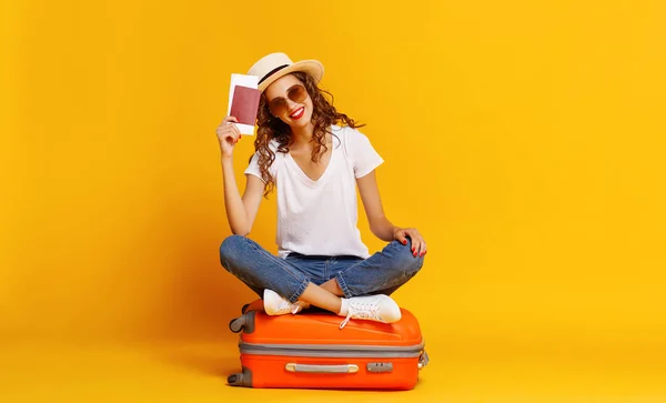 Έννοια του ταξιδιού. Ευτυχισμένη γυναίκα με βαλίτσα και διαβατήριο — Φωτογραφία Αρχείου
