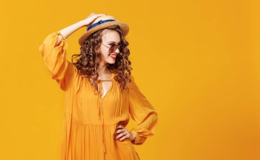 ye yaz şapka ve güneş gözlüğü güzel genç kıvırcık kadın