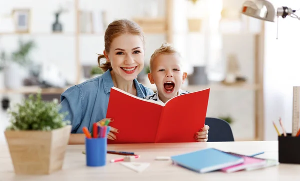 Madre e hijo hijo haciendo tareas de escritura y lectura en casa — Foto de Stock