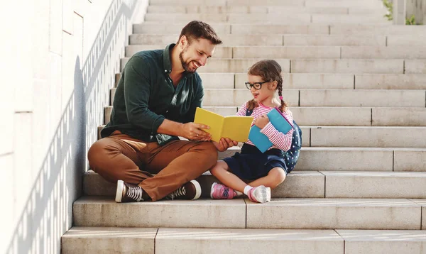 Primer día en la escuela. padre conduce niña niña pequeña escuela en f —  Fotos de Stock