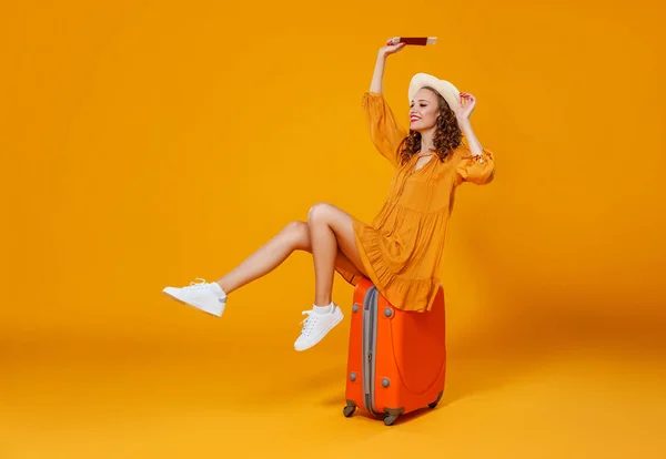 Concept van reizen. gelukkig vrouw meisje met koffer en paspoort — Stockfoto