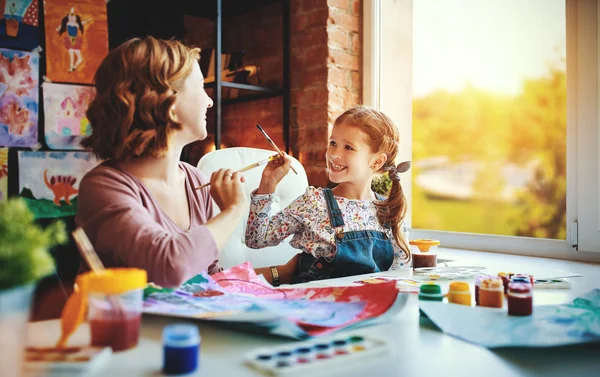 Madre e figlia bambino pittura disegna in creatività in kinder — Foto Stock