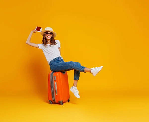 Conceito de viagem. menina mulher feliz com mala e passaporte — Fotografia de Stock