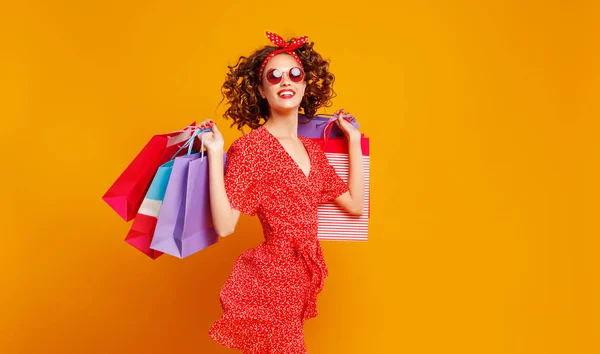 Concept van winkelen aankopen en verkoop van Happy Girl met Pac — Stockfoto
