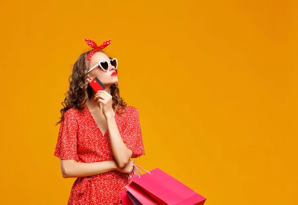 Hermosa chica divertida con tarjeta de crédito de plástico para ir de compras —  Fotos de Stock