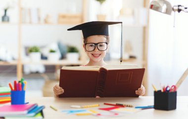 komik çocuk kız evde ödev yazma ve okuma yapıyor