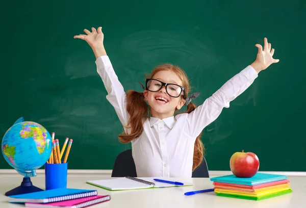 Barn Schoolgirl flicka student om skolan Blackboard — Stockfoto