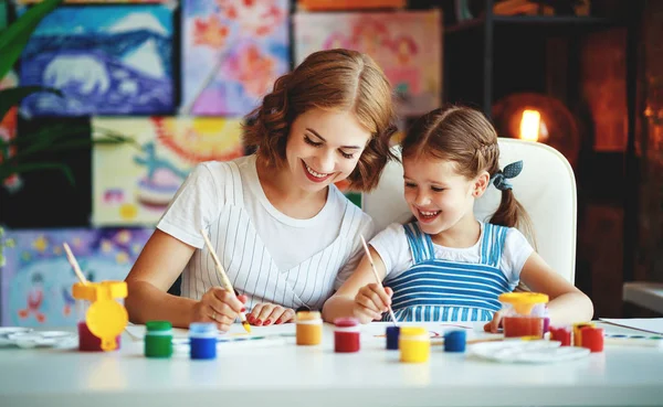 Mère et enfant fille peinture attire dans la créativité dans kinder — Photo