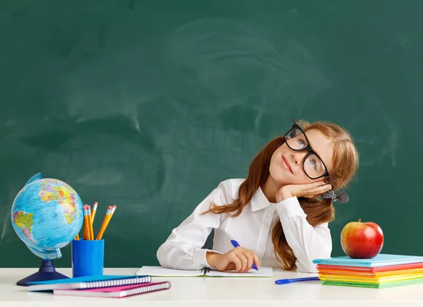 Okul kara tahta hakkında çocuk kız öğrenci kız öğrenci — Stok fotoğraf