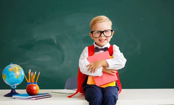 Дитина школяр хлопчик студент про шкільний чорний кабан — стокове фото