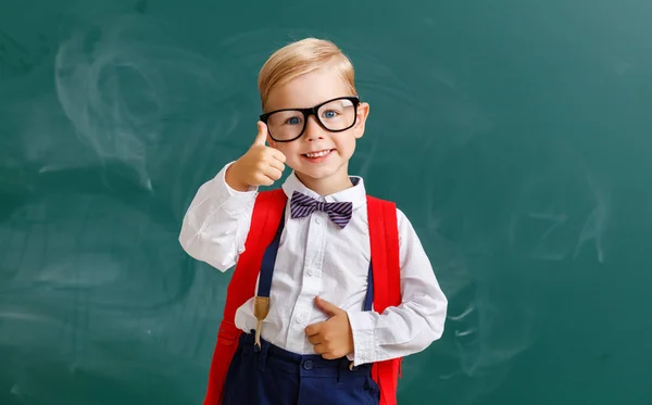 Barn skolpojke pojke elev om skolan blackboar — Stockfoto