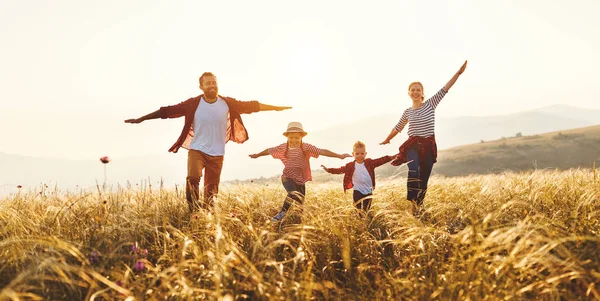 Gelukkige familie: moeder, vader, kinderen zoon en dochter op sunse — Stockfoto