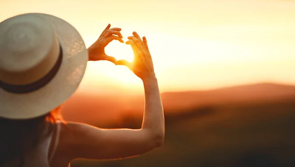 Mujer feliz con palmas de tus dedos en forma de corazón en su —  Fotos de Stock