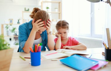 Anne kötü okul ve ödev için bir çocuk azarlıyor 